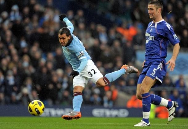 Con un gol de Tevez, el City igualó frente al Liverpool