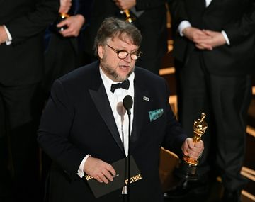 Guillermo del Toro celebra el Oscar para La forma del agua