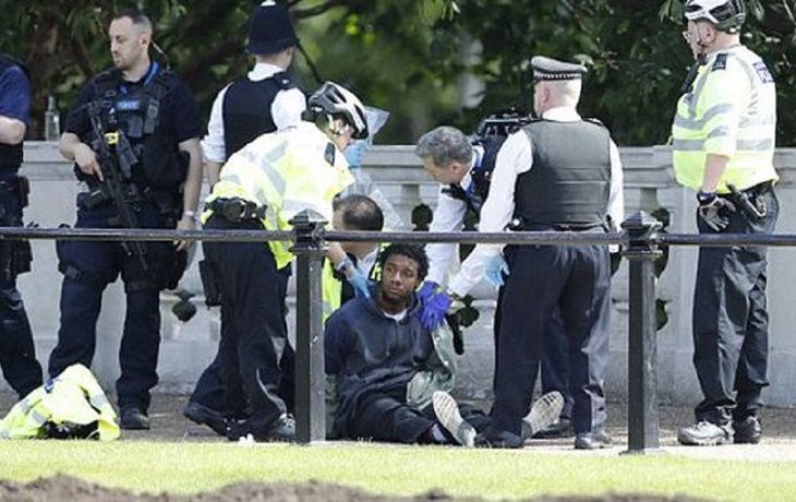 Detuvieron a un hombre con un cuchillo en el Palacio de Buckingham