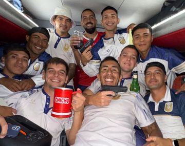 Polémica en el Ascenso: los jugadores de Tucumán Central se sacaron fotos con armas y alcohol