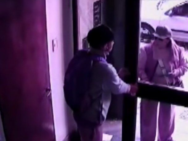 Video: una pareja de ladrones desvalijó un departamento en Almagro