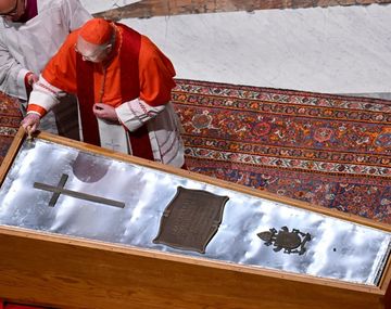 Al cuerpo del papa Francisco le pusieron unos zapatos de charol que nunca usó