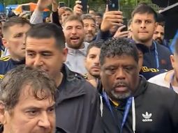 En medio de una multitud, así llegaba Riquelme a votar 