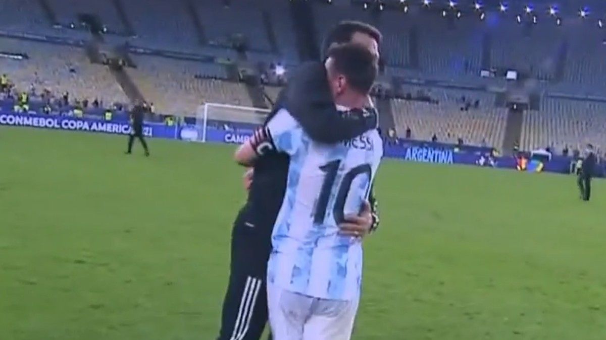 El Abrazo De Lionel Messi Con Scaloni