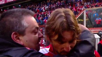 La propuesta de un hincha a Heinze: Peso 130 kilos y me quiero casar con vos La propuesta de un hincha a Heinze: Peso 130 kilos y me quiero casar con vos