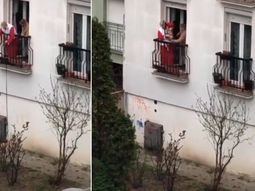 VIDEO: Por el aislamiento, abuelas pasean a su perro desde el balcón