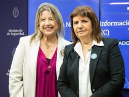 La entrante Alejandra Monteoliva y la saliente Patricia Bullrich. La entrante Alejandra Monteoliva y la saliente Patricia Bullrich.