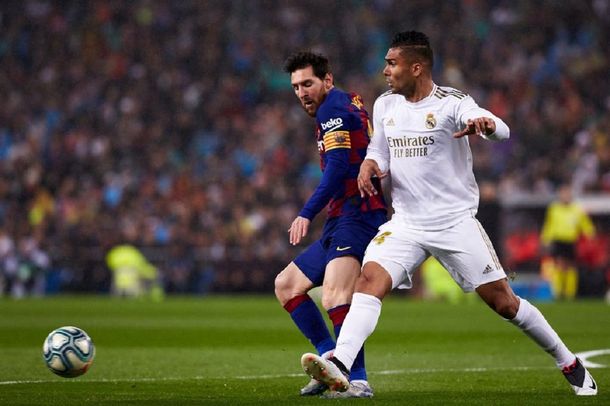 Messi disputa el balón con Casemiro