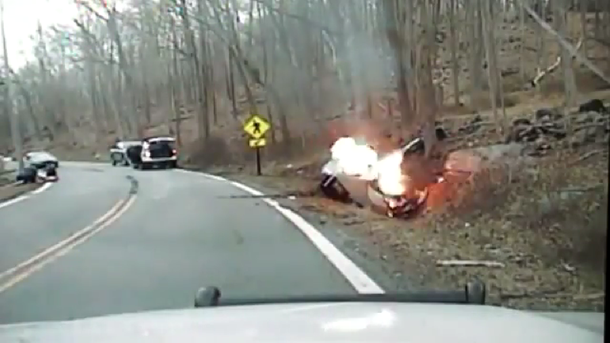 La policía rescata a una accidentada segundos antes que explote su auto