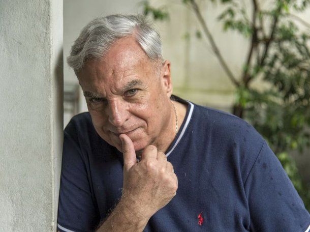 Amor en puerta: Carlos Monti estaría saliendo con la mejor amiga de su esposa fallecida
