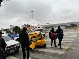Un conductor cruzó un semáforo en rojo, chocó a un taxi y huyó a pie