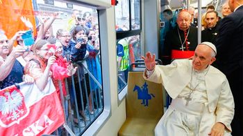 como un ciudadano mas, francisco se toma el tranvia en cracovia como un ciudadano mas, francisco se toma el tranvia en cracovia