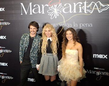 Ramiro Spangenberg y Mora Bianchi, los protagonistas, con Cris Morena. Foto: (Minuto Uno)
