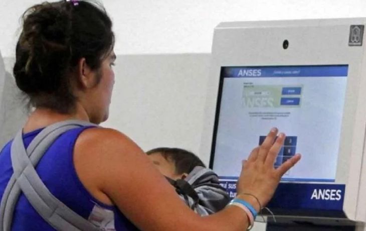 Anses acredita con la AUH el monto de tarjeta Alimentar a quienes no recibieron el plástico