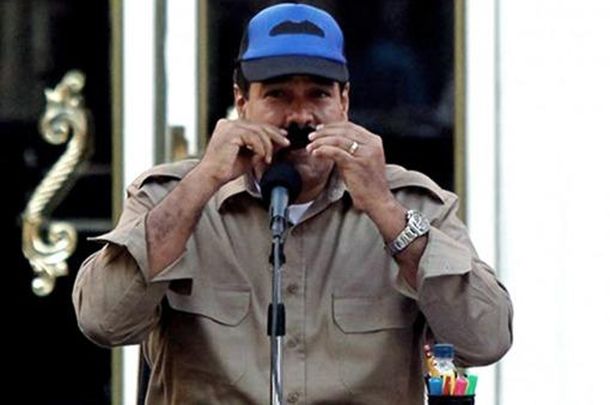 Maduro lució su nuevo y colorido símbolo: la gorra del bigote