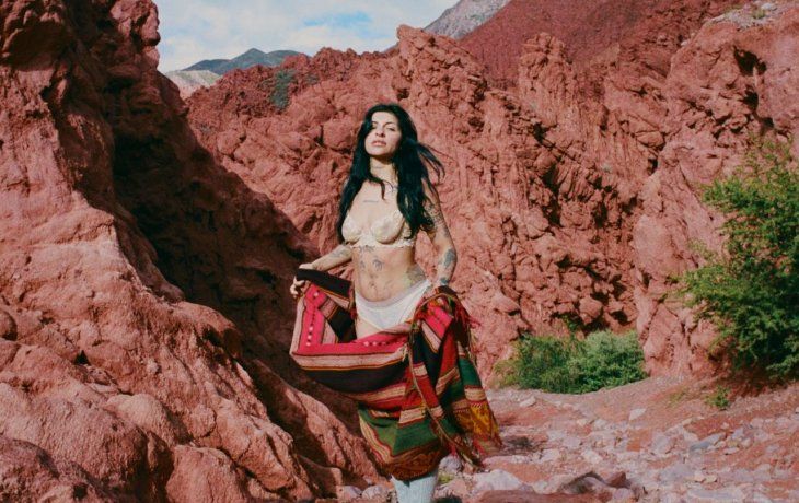 Cazzu estrenó Latinaje: un ejemplo de cómo transformar el dolor en arte