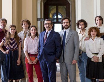 Ricardo Darín y Peter Lanzani junto al elenco de Argentina, 1985