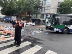 fuerte choque entre un colectivo y un camion en pompeya dejo al menos dos heridos fuerte choque entre un colectivo y un camion en pompeya dejo al menos dos heridos