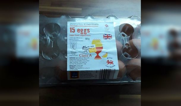 Rompió un huevo y se encontró con una desagradable sorpresa: un cordón umbilical