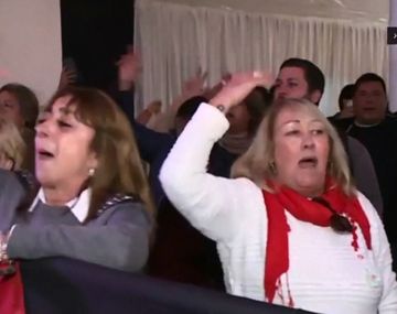VIDEO: Cantos e insultos contra Macri en la Convención de la UCR