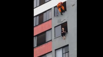 video: salvo a una suicida pegandole una patada en la cara video: salvo a una suicida pegandole una patada en la cara