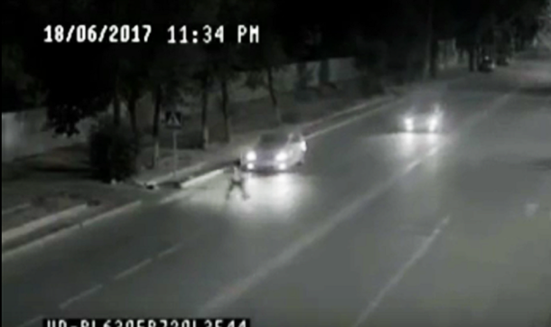 El fantasma del padre salva de que un auto pise a la hija