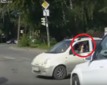 Karma instantáneo: le muestra el dedo del medio y choca al segundo