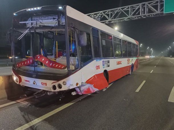 Accidente en la General Paz: un colectivo se cruzó de mano y causó un corte total