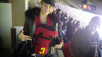 Shakira y su bebé, Milan, fueron a ver a Piqué a la cancha Shakira y su bebé, Milan, fueron a ver a Piqué a la cancha
