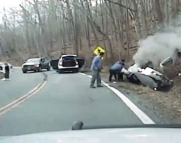 La rescatan antes de que explote su auto