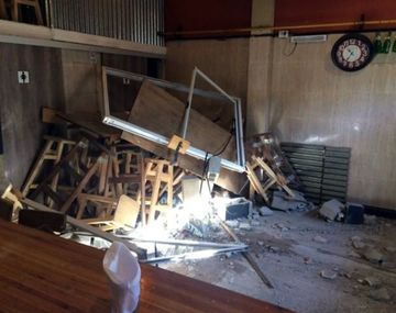 Un auto se incrustó en un restaurante de Palermo: el conductor estaba alcoholizado