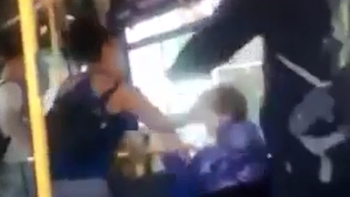 video: mujer noqueo a anciana que habia escupido a novio discapacitado video: mujer noqueo a anciana que habia escupido a novio discapacitado