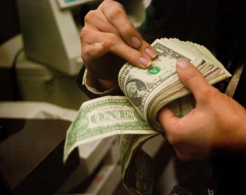 Venta de reservas y suba de tasas: ¿cómo hace el Central para contener la disparada del dólar?