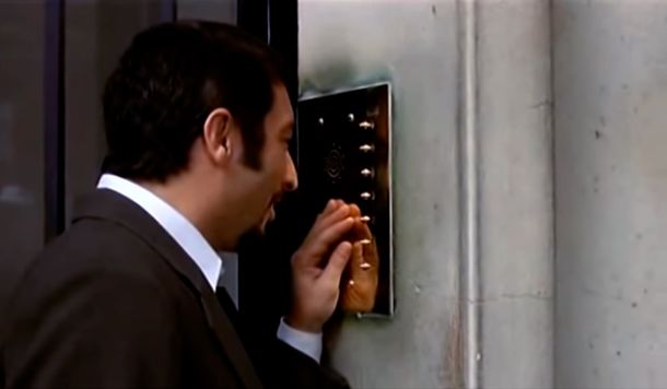 Un youtuber mostró una insólita y peligrosa reacción cuando se toca un portero eléctrico