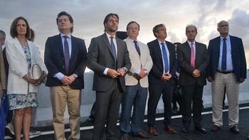 Luis Lacalle Pou y los integrantes de su Gabinete en la inauguración del viaducto del puerto de Montevideo. (Foto: Gobierno del Uruguay) Luis Lacalle Pou y los integrantes de su Gabinete en la inauguración del viaducto del puerto de Montevideo. (Foto: Gobierno del Uruguay)