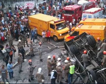 Un micro cayó de un viaducto en Brasil: siete muertos
