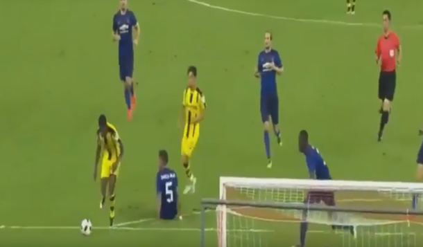 VIDEO: un juvenil de 19 años dejó en ridículo a Marcos Rojo en un amistoso