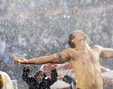 La imagen de Martín Palermo se hace poster con el festejo de este gol a Perú