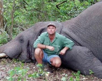 Theunis Botha murió aplastado por un elefante