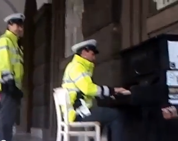 Un policía que toca el piano en Praga es furor en Internet