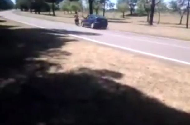 Mirá cómo atropellaron a un joven por hacer piruetas con su moto en una ruta
