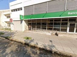 Amenazaron a un gerente bancario, robaron la sucursal y se fugaron en una camioneta
