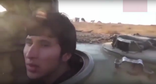 VIDEO: Un terrorista que va en una misión suicida rompe en llanto