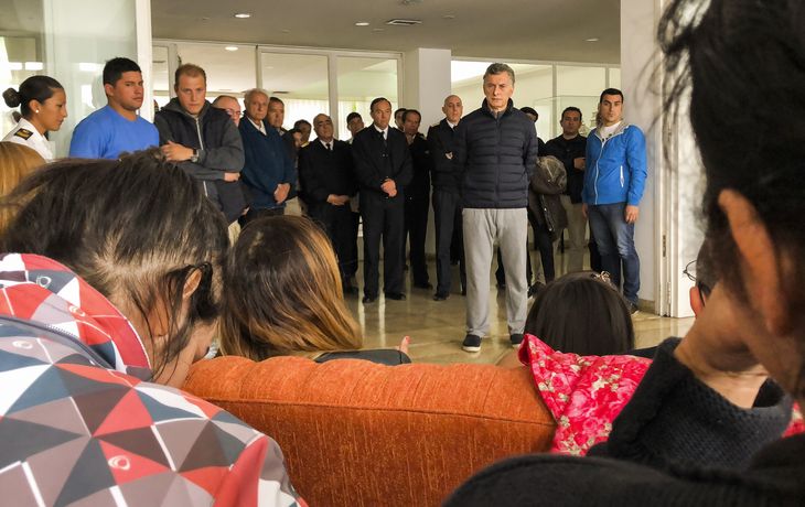 Mauricio Macri con familiares de la tripulación del ARA San Juan. Los habían espiado para que el ex Presidente supiera de antemano los reclamos que le iban a hacer y estar preparado.