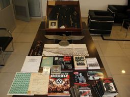 Secuestraron objetos nazis y armas en Caballito - Crédito: misionesonline.net Secuestraron objetos nazis y armas en Caballito - Crédito: misionesonline.net