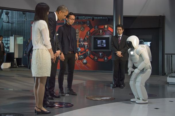 Obama jugó al fútbol con un robot japonés