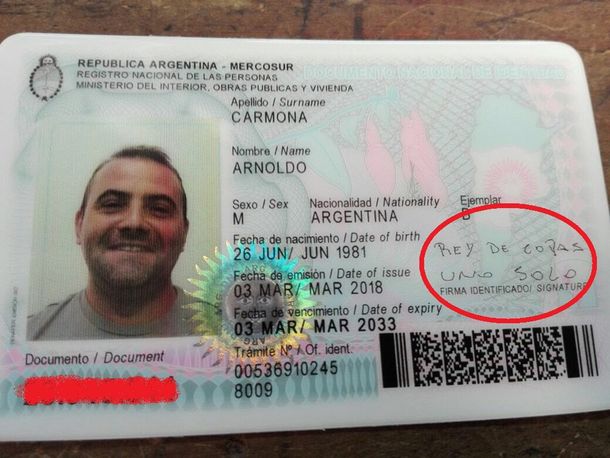 Un hincha de Independiente llevó su fanatismo al extremo y así firmó su DNI