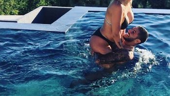 Wanda Nara y Mauro Icardi jugando en la pileta Wanda Nara y Mauro Icardi jugando en la pileta