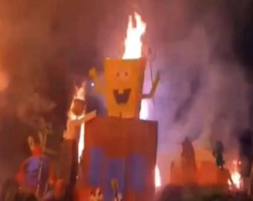 Así fue la tradicional quema de muñecos en La Plata