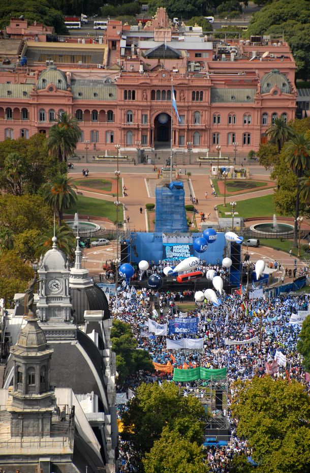 Multitudinaria movilización a la Plaza de Mayo de los docentes